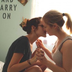 kissing girls 15